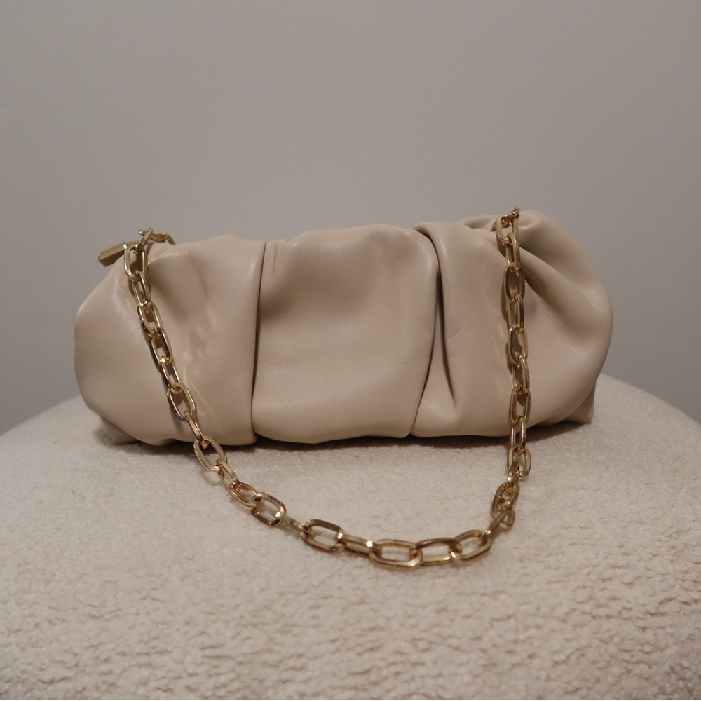 Beige Dumpling Shoulder bag with gold shoulder chain strap - Picture 3 of 3